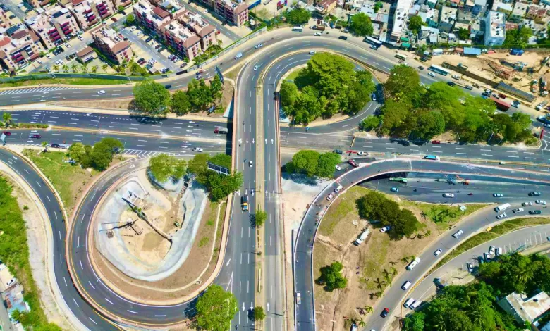 Fotografía aérea del nuevo paso a desnivel, mostrando el flujo de tráfico en la intersección de la 27 de Febrero e Isabel Aguiar.