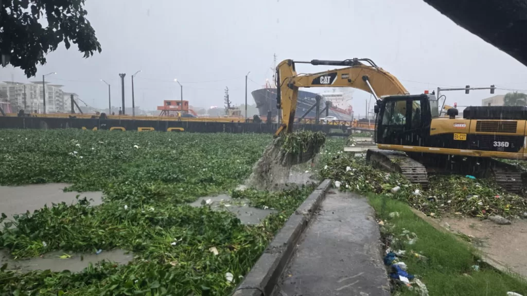 Brigadas del MOPC realizando labores de limpieza y remoción de materiales en puente flotante