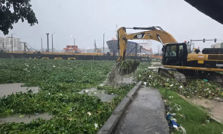 Brigadas del MOPC realizando labores de limpieza y remoción de materiales en puente flotante