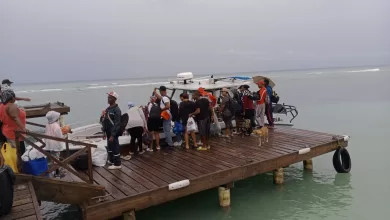 Personal de la Armada Dominicana asistiendo a personas en el puerto durante la evacuación de Isla Saona por la Tormenta Melissa.