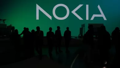 Logotipos de Nvidia y Nokia con un símbolo de colaboración y redes de telecomunicaciones de fondo.