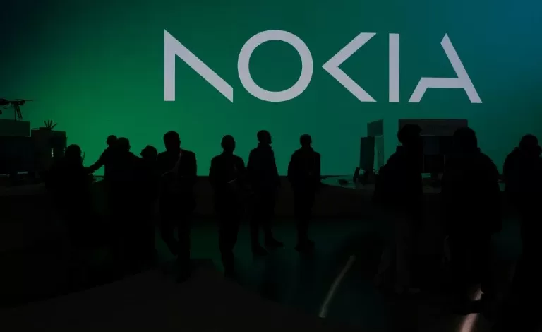 Logotipos de Nvidia y Nokia con un símbolo de colaboración y redes de telecomunicaciones de fondo.