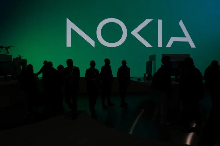 Logotipos de Nvidia y Nokia con un símbolo de colaboración y redes de telecomunicaciones de fondo.