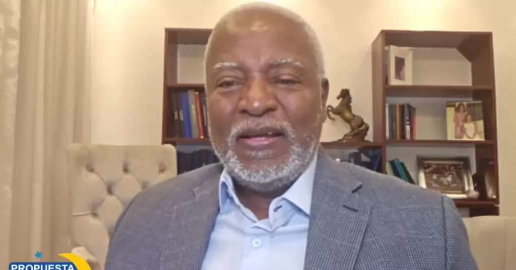 El ex cónsul Edwin Paraison durante su entrevista, donde advierte sobre el rápido deterioro de la situación en Haití.