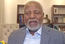 El ex cónsul Edwin Paraison durante su entrevista, donde advierte sobre el rápido deterioro de la situación en Haití.