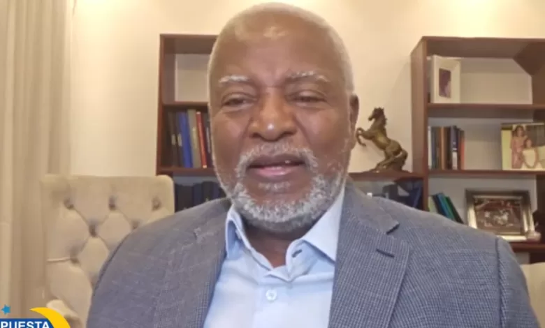 El ex cónsul Edwin Paraison durante su entrevista, donde advierte sobre el rápido deterioro de la situación en Haití.