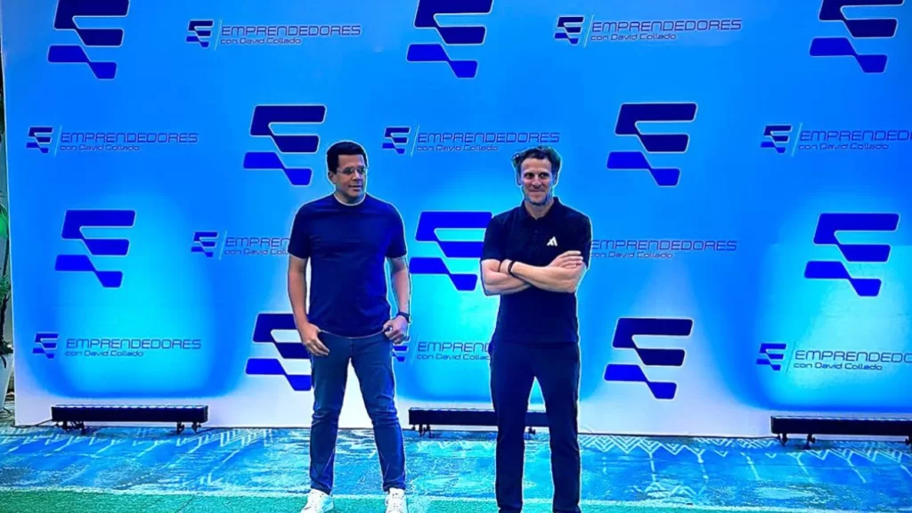 El ministro de Turismo, David Collado, junto al exfutbolista uruguayo Diego Forlán durante su visita a República Dominicana para promover el turismo deportivo.