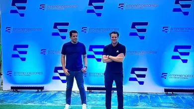 El ministro de Turismo, David Collado, junto al exfutbolista uruguayo Diego Forlán durante su visita a República Dominicana para promover el turismo deportivo.