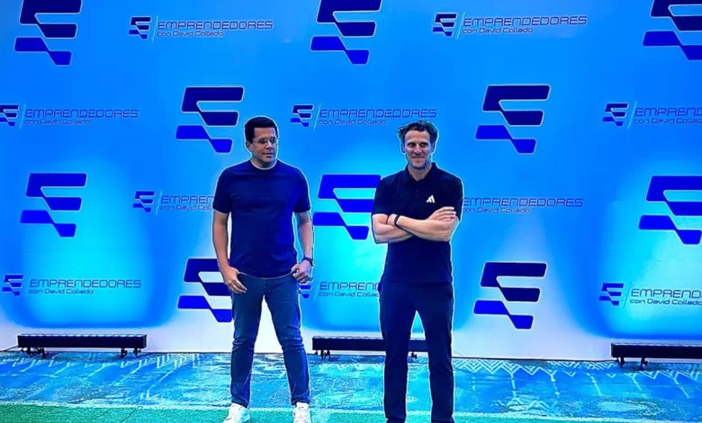 El ministro de Turismo, David Collado, junto al exfutbolista uruguayo Diego Forlán durante su visita a República Dominicana para promover el turismo deportivo.