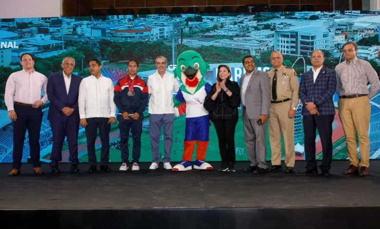 El presidente Luis Abinader durante su discurso en el pabellón de esgrima del Centro Olímpico, anunciando los avances de los Juegos Centroamericanos y del Caribe 2026.