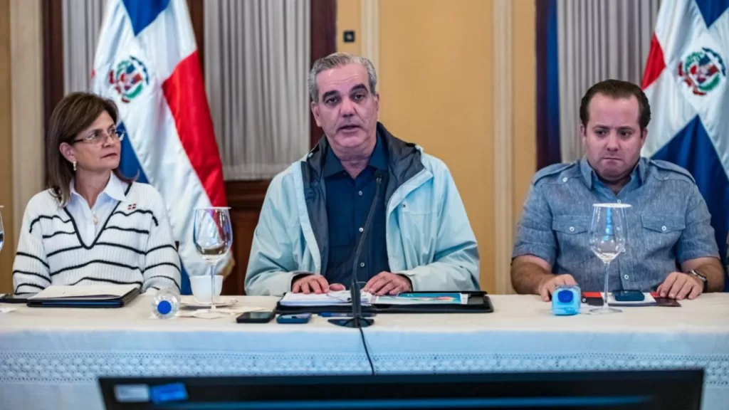Presidente Luis Abinader y vicepresidenta Raquel Peña en una reunión de emergencia con el COE en el Palacio Nacional.