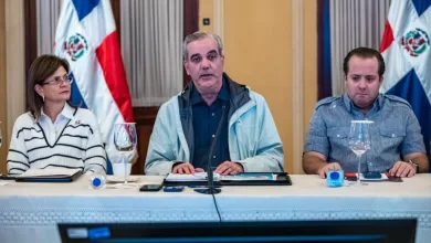 Presidente Luis Abinader y vicepresidenta Raquel Peña en una reunión de emergencia con el COE en el Palacio Nacional.
