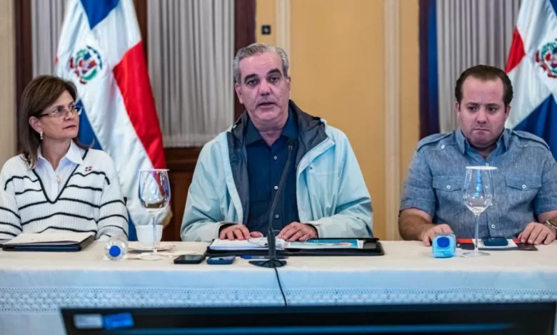 Presidente Luis Abinader y vicepresidenta Raquel Peña en una reunión de emergencia con el COE en el Palacio Nacional.