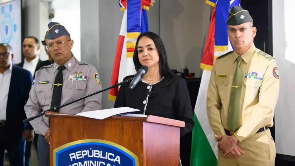 La ministra de Interior y Policía, Faride Raful, dando una rueda de prensa sobre los avances en seguridad y las deportaciones masivas.