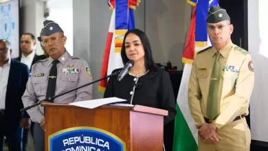 La ministra de Interior y Policía, Faride Raful, dando una rueda de prensa sobre los avances en seguridad y las deportaciones masivas.