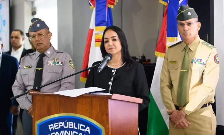 La ministra de Interior y Policía, Faride Raful, dando una rueda de prensa sobre los avances en seguridad y las deportaciones masivas.
