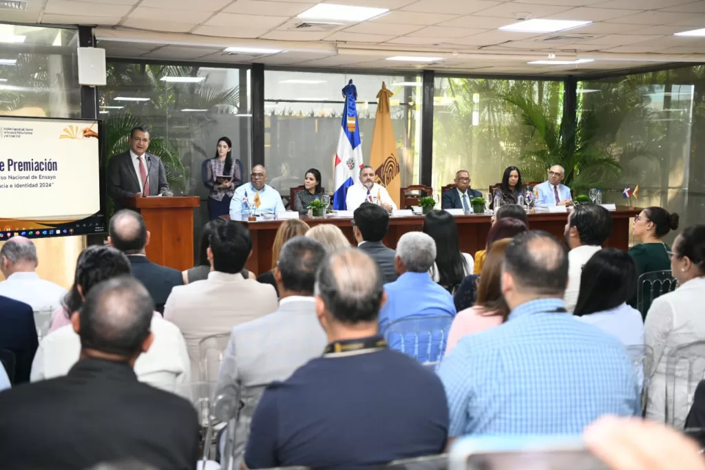 Fotografía de la mesa principal durante la ceremonia de premiación del concurso de ensayos del IESPEC y la JCE.