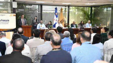 Fotografía de la mesa principal durante la ceremonia de premiación del concurso de ensayos del IESPEC y la JCE.