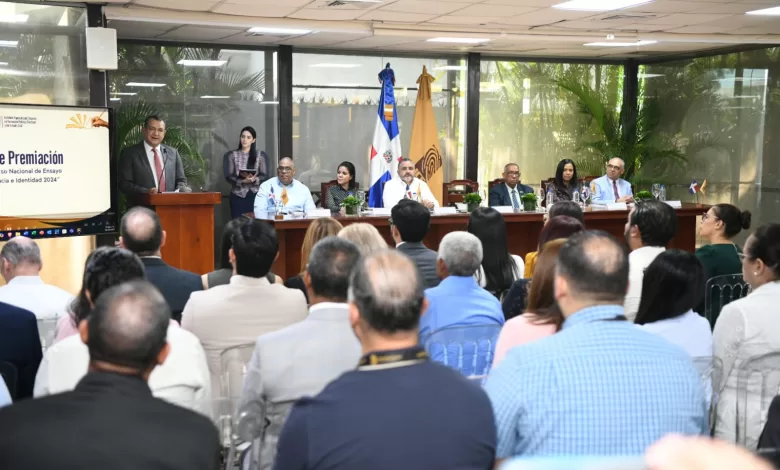 Fotografía de la mesa principal durante la ceremonia de premiación del concurso de ensayos del IESPEC y la JCE.
