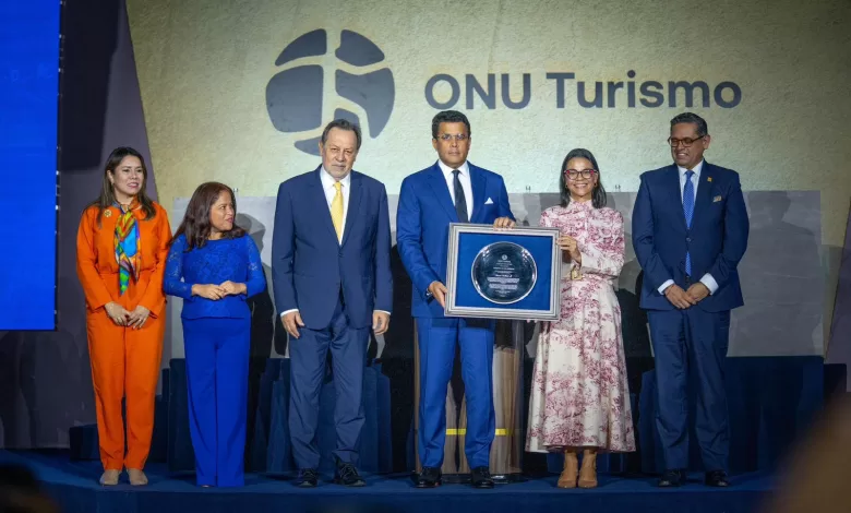 El ministro de Turismo, David Collado, recibiendo el reconocimiento de ONU Turismo como el mejor ministro de las Américas, de manos de la secretaria ejecutiva Natalia Bayona.