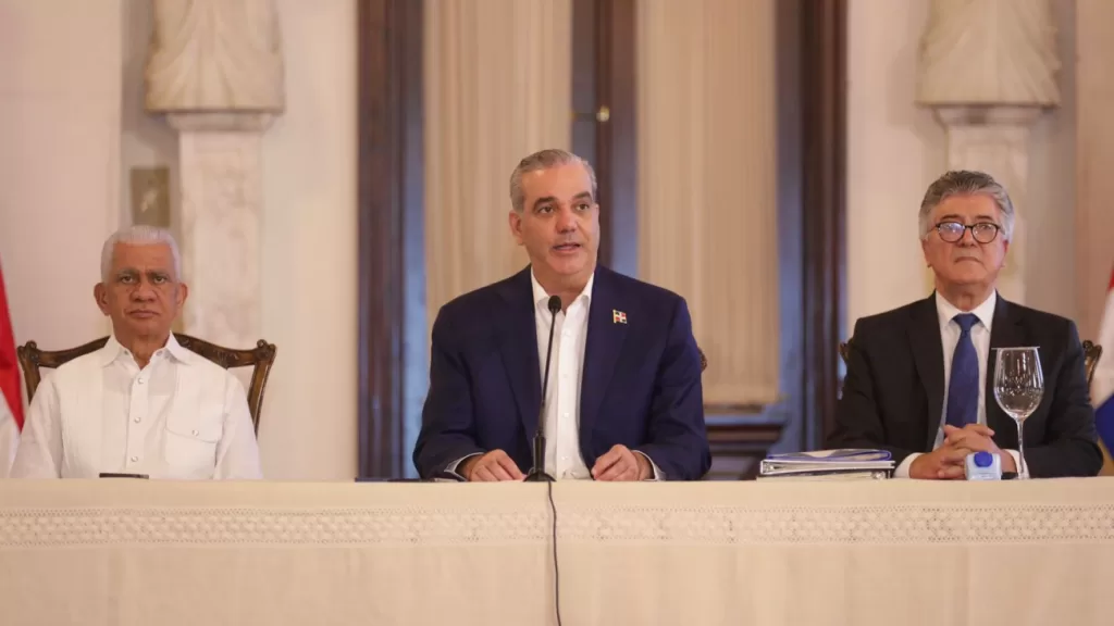 Presidente Luis Abinader en el Salón Las Cariátides del Palacio Nacional, durante el Segundo Encuentro Nacional para la Reforma Penitenciaria.