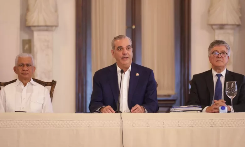 Presidente Luis Abinader en el Salón Las Cariátides del Palacio Nacional, durante el Segundo Encuentro Nacional para la Reforma Penitenciaria.