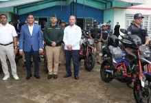 Ministro de Deportes, Kelvin Cruz, junto a José P. Monegro y Garibaldy Bautista, en la presentación de la nueva brigada de seguridad del Centro Olímpico.
