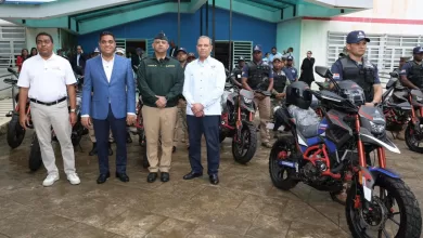 Ministro de Deportes, Kelvin Cruz, junto a José P. Monegro y Garibaldy Bautista, en la presentación de la nueva brigada de seguridad del Centro Olímpico.