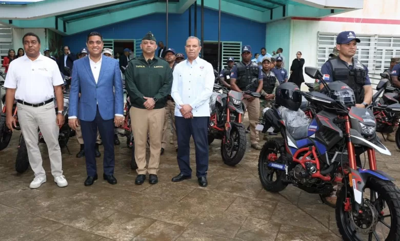Ministro de Deportes, Kelvin Cruz, junto a José P. Monegro y Garibaldy Bautista, en la presentación de la nueva brigada de seguridad del Centro Olímpico.