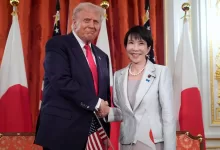 El presidente de Estados Unidos, Donald Trump posa para la foto oficial junto de la reunión con la primera ministra japonesa Sanae Takaichi, que tuvo lugar en Tokio.