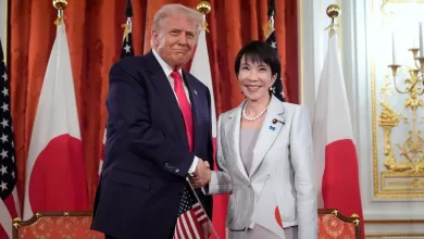 El presidente de Estados Unidos, Donald Trump posa para la foto oficial junto de la reunión con la primera ministra japonesa Sanae Takaichi, que tuvo lugar en Tokio.