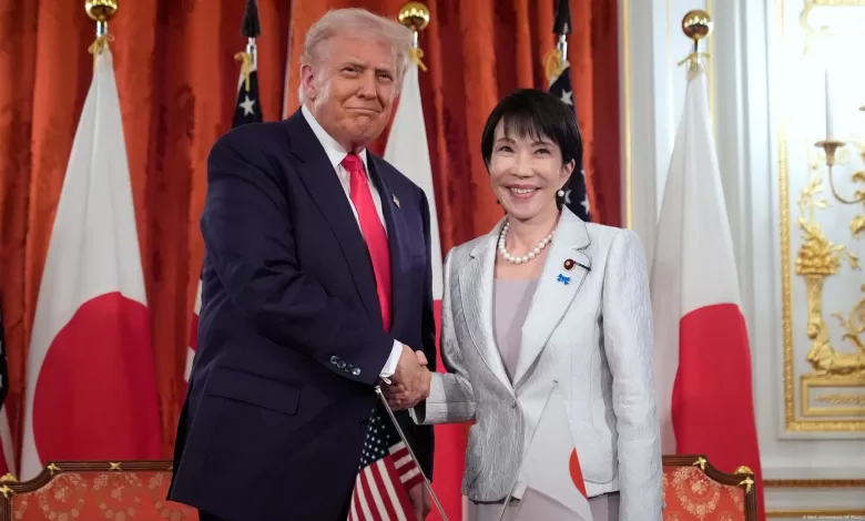El presidente de Estados Unidos, Donald Trump posa para la foto oficial junto de la reunión con la primera ministra japonesa Sanae Takaichi, que tuvo lugar en Tokio.