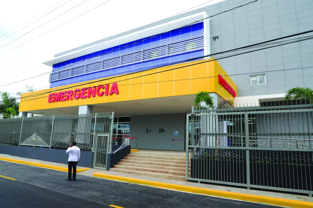 Fotografía de la fachada del Hospital Francisco Vicente Castro Sandoval en Boca Chica.