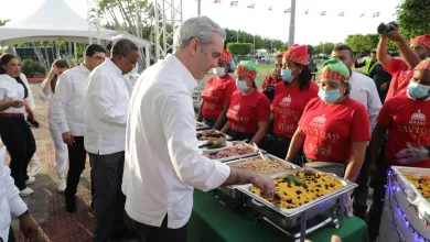 Mesas con raciones de cenas navideñas servidas a los asistentes en la explanada del Faro a Colón.