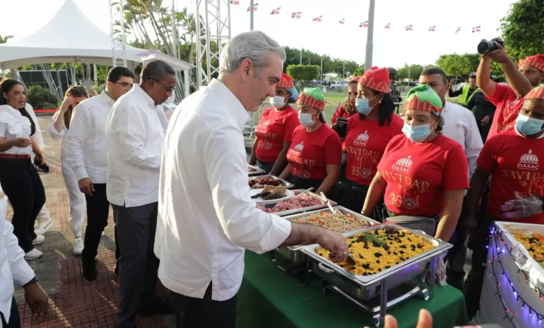 Mesas con raciones de cenas navideñas servidas a los asistentes en la explanada del Faro a Colón.