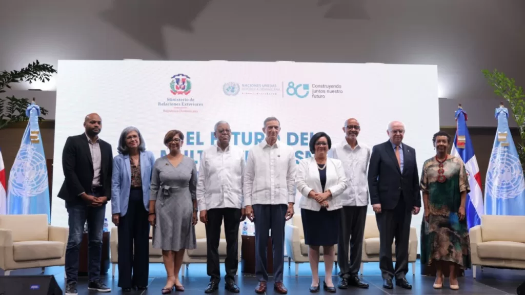 El panel central "El Futuro del Multilateralismo: Una mirada desde República Dominicana" en el Centro de Convenciones del Mirex.