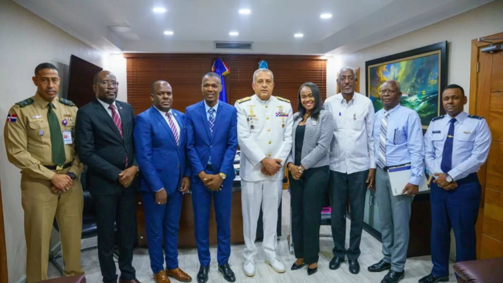 Funcionarios de la DGM y la delegación consular haitiana reunidos en la sede de Migración para discutir los protocolos de deportación.