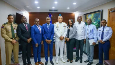 Funcionarios de la DGM y la delegación consular haitiana reunidos en la sede de Migración para discutir los protocolos de deportación.