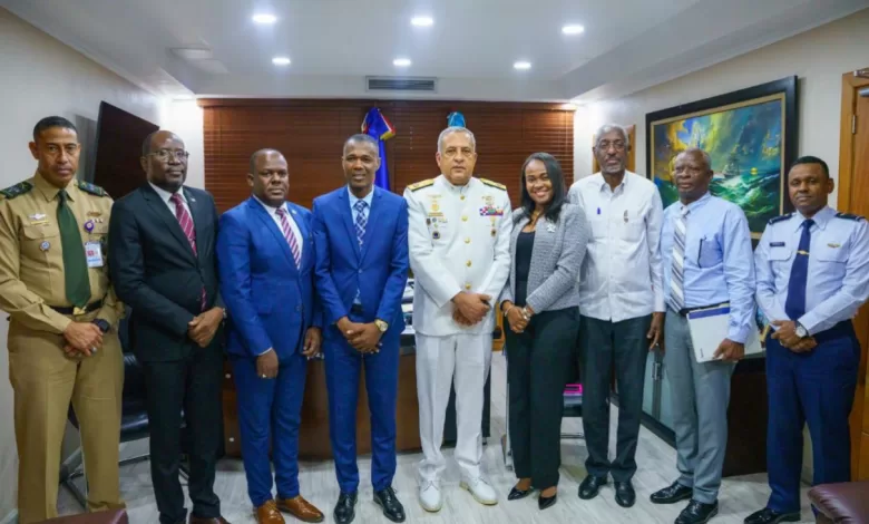 Funcionarios de la DGM y la delegación consular haitiana reunidos en la sede de Migración para discutir los protocolos de deportación.