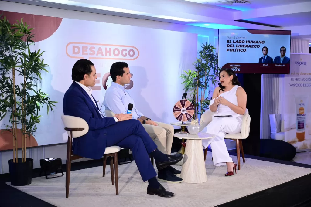 Fotografía de los panelistas Juan Ariel Jiménez y Omar Fernández durante el panel "El lado humano del Liderazgo Político".