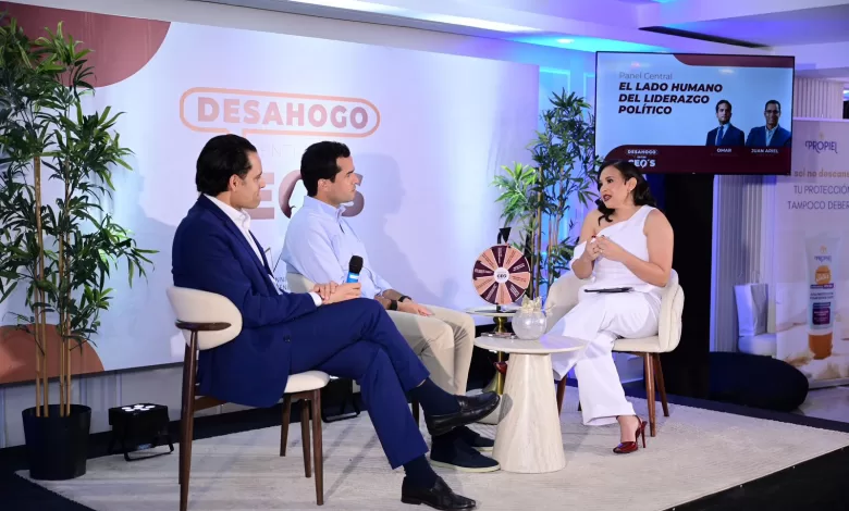 Fotografía de los panelistas Juan Ariel Jiménez y Omar Fernández durante el panel "El lado humano del Liderazgo Político".