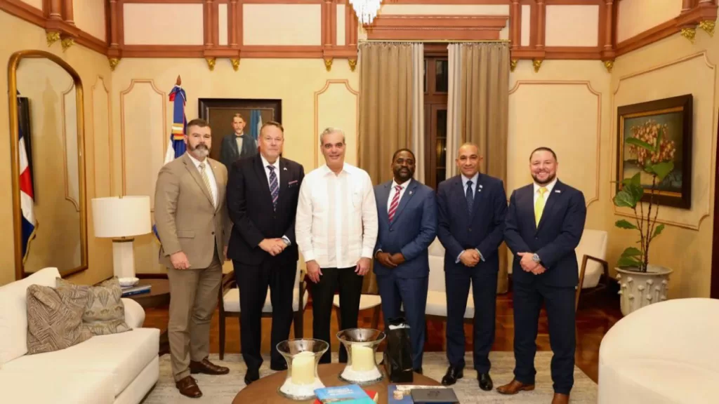 El presidente Luis Abinader saludando a Daniel Salter, administrador adjunto principal de la DEA, durante la reunión en el Palacio Nacional.