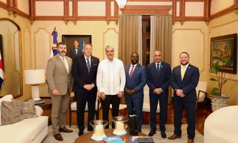 El presidente Luis Abinader saludando a Daniel Salter, administrador adjunto principal de la DEA, durante la reunión en el Palacio Nacional.