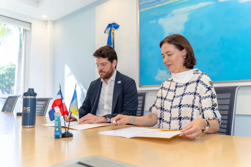 Representantes de SOS Carbon, incluyendo a Andrés Bisonó León, y de BID Lab, firmando el acuerdo de cooperación "Sargazo Integral".
