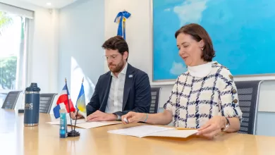 Representantes de SOS Carbon, incluyendo a Andrés Bisonó León, y de BID Lab, firmando el acuerdo de cooperación "Sargazo Integral".