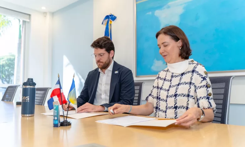 Representantes de SOS Carbon, incluyendo a Andrés Bisonó León, y de BID Lab, firmando el acuerdo de cooperación "Sargazo Integral".