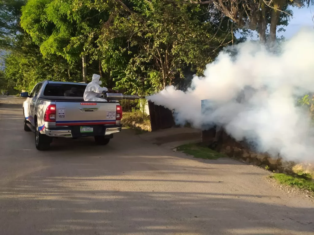 Brigadas del Ministerio de Salud realizando labores de fumigación y descacharrización en un barrio de la República Dominicana.
