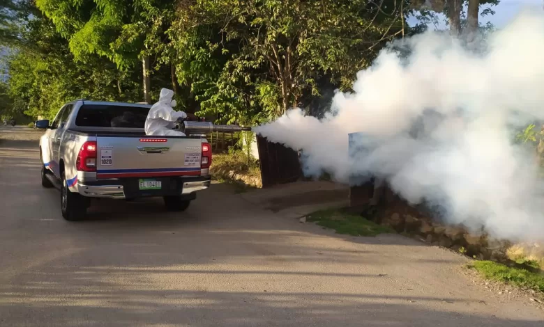 Brigadas del Ministerio de Salud realizando labores de fumigación y descacharrización en un barrio de la República Dominicana.