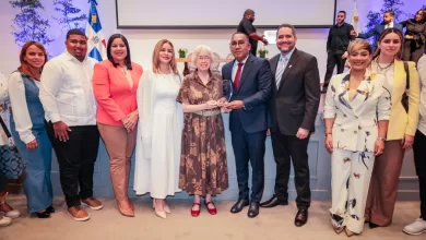 Director del Departamento Aeroportuario, Víctor Pichardo, recibiendo el reconocimiento de la DIGEIG de manos de Milagros Ortiz Bosch.
