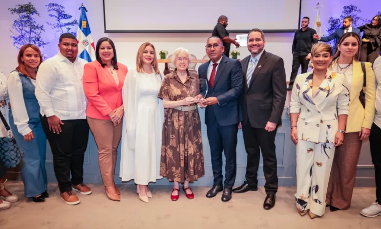 Director del Departamento Aeroportuario, Víctor Pichardo, recibiendo el reconocimiento de la DIGEIG de manos de Milagros Ortiz Bosch.
